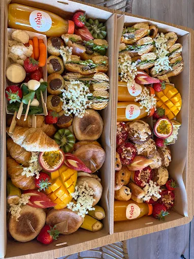 Grand plateau brunch Gigi's : viennoiseries, fruits et jus