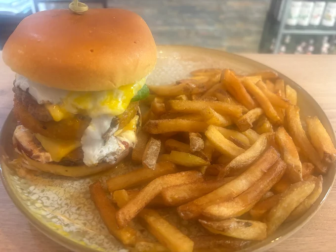 Burger signature Gigi's : œuf miroir, cheddar fondu, salade, frites