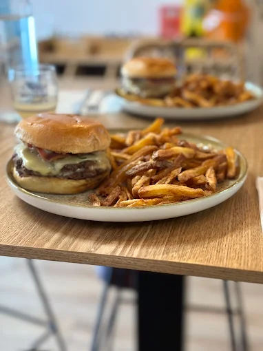 Burger Gigi's en table avec frites