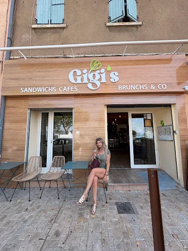 Façade Gigi's avec la terrasse en bois