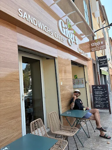 Façade Gigi's à Pierrefeu-du-Var, enseigne en bois