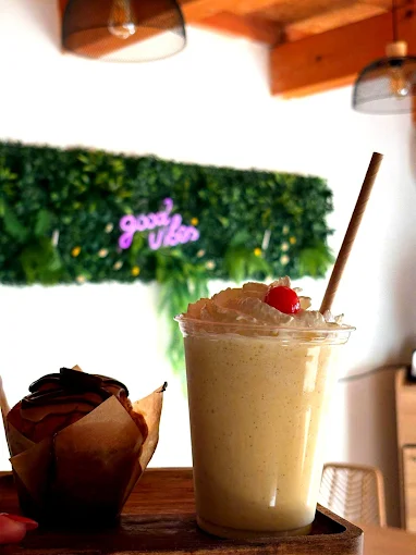 Milkshake minute Gigi's devant le néon Good Vibes